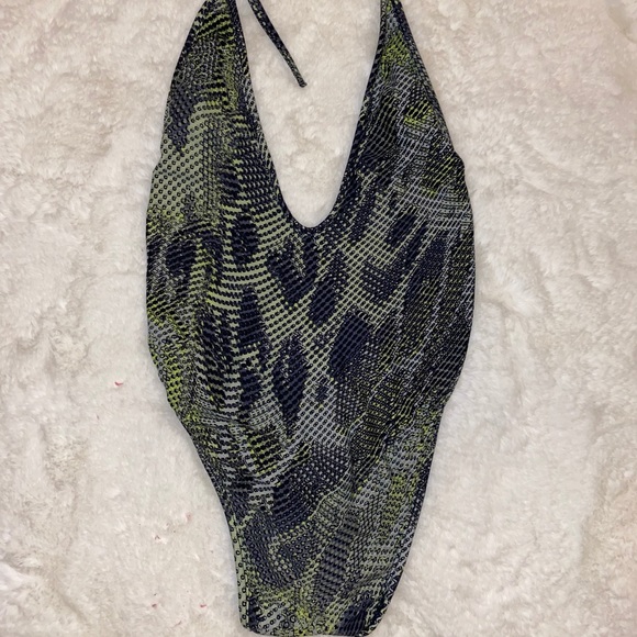 One piece - Picture 1 of 2